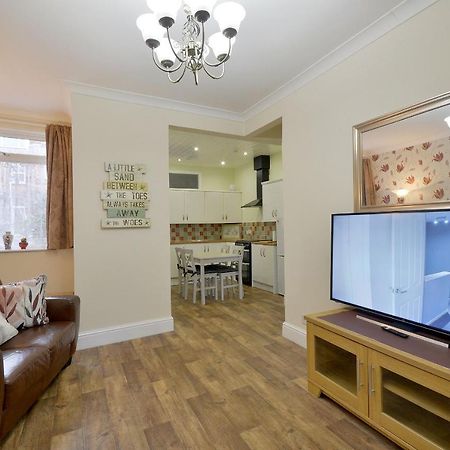 Ground Floor Apartment Up To 6 Guests With Games Chill Out Room Scarborough Exterior photo